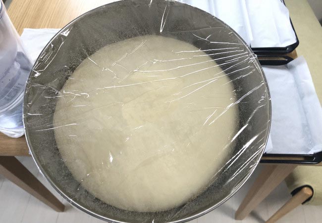 Đặt khối bột trong bát và bọc kín bằng màng bọc thực phẩm 