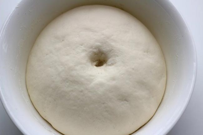 Kiểm tra bánh trong thời gian ủ để bánh không bị chua