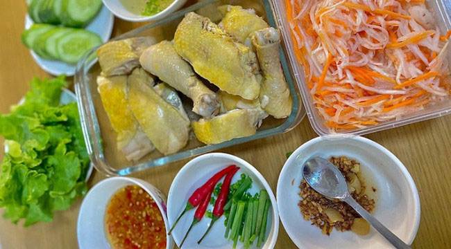 Nguyên liệu để nấu cơm gà Hải Nam truyền thống
