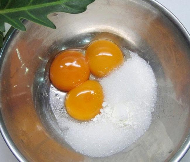 Hỗn hợp trứng gà và đường