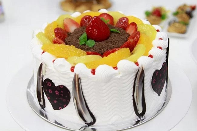 Trang trí bánh với kem và hoa quả