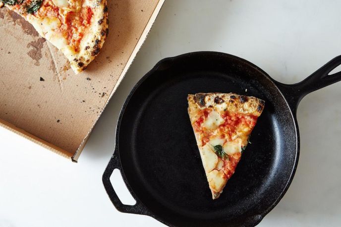 Hâm nóng bánh pizza bằng chảo