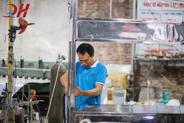 Tủ bán bánh mì Quang Huy sản xuất tại xưởng không qua trung gian