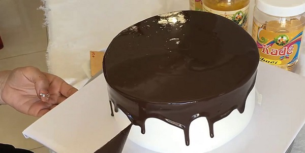 Cách làm kem socola trang trí bánh kem sinh nhật tại nhà cực bắt mắt