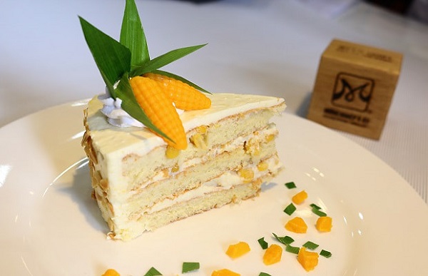 Bánh ngô Givral rất độc đáo và bắt mắt, màu vàng óng cùng nhiều lớp trang trí bên trên tạo nên hương vị khó cưỡng cho món bánh này.