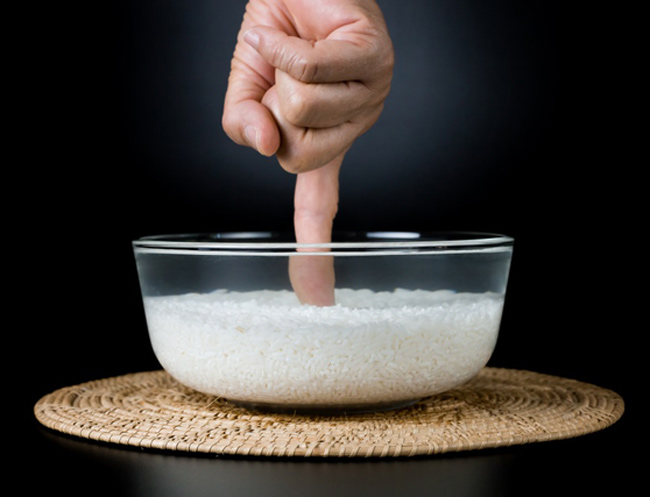 Đong nước nhiều hơn một chút so với lượng gạo