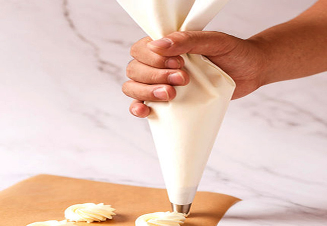 Dụng cụ bắt kem để trang trí bánh kem