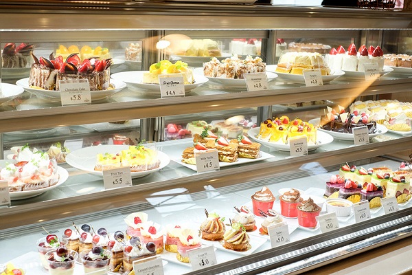 Tủ trưng bày bánh kem 4 giúp khách hàng dễ dàng quan sát bánh hơn