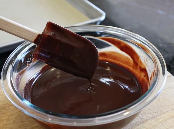 3 Cách làm sốt socola phủ bánh kem mềm mịn tan chảy “nhìn là mê”