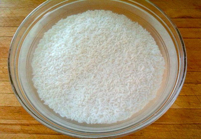 Cần ngâm gạo từ 6 đến 8 tiếng, để cơm được dẻo