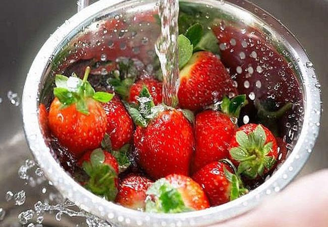 Làm sạch trái cây bằng nước muối