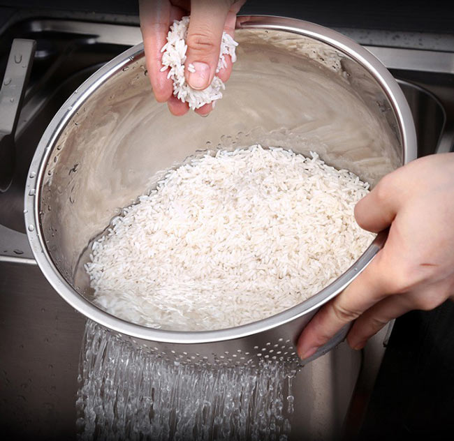 Rửa gạo dưới nguồn nước sạch