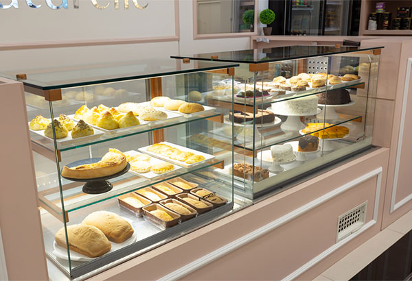 Tủ trưng bày bánh kem đẹp tạo điểm nhấn cho cửa hàng