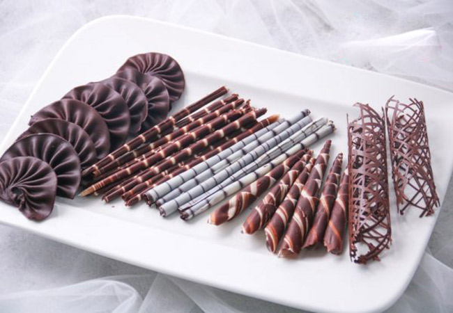 Sử dụng chocolate để trang trí bánh