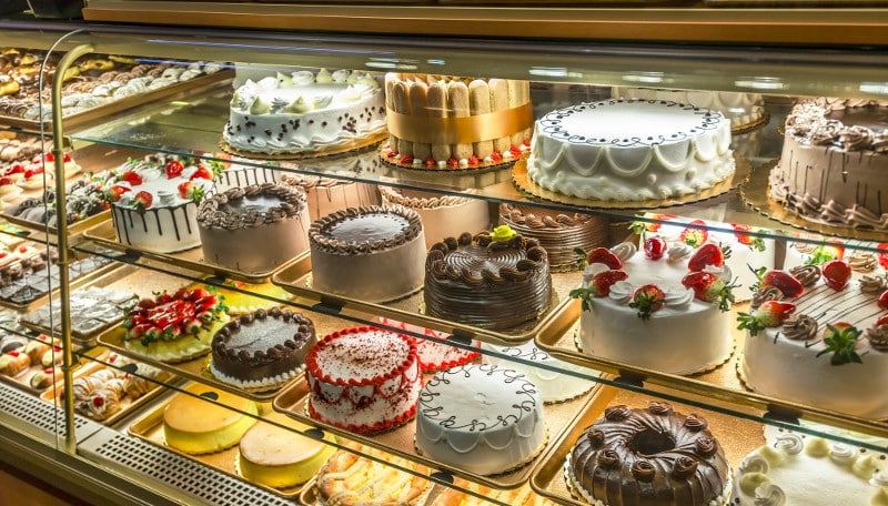 Tủ trưng bày bánh kem đẹp giúp thu hút khách hàng, tăng doanh thu bán