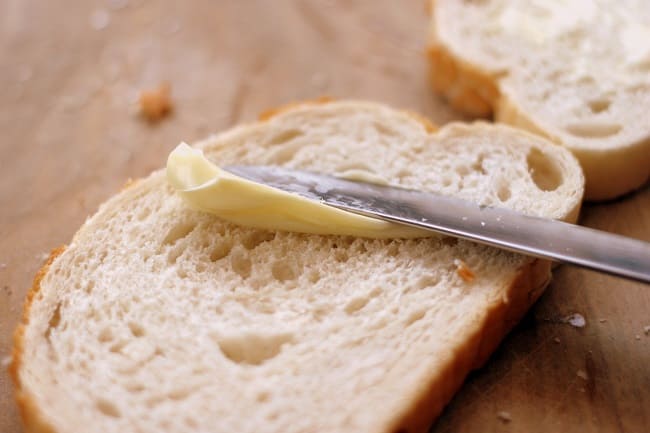 Bánh mì phết bơ sữa là bữa ăn sáng lý tưởng cho mọi nhà