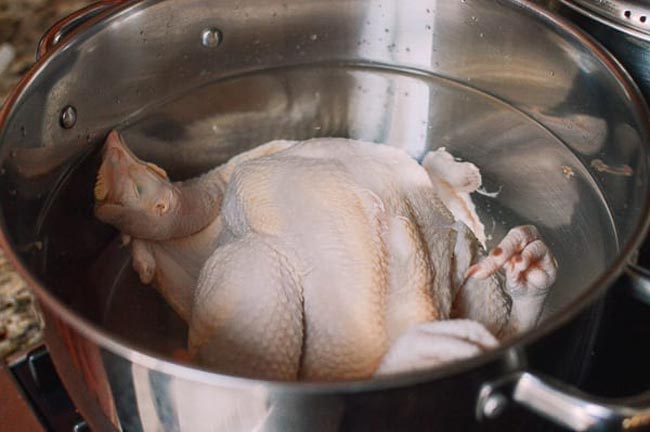 Luộc gà bằng nước lạnh để da gà không bị nứt, thịt không bị nát