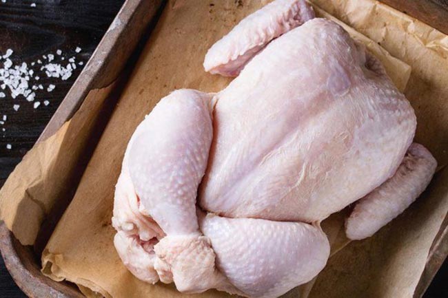 Muối giúp loại bỏ mùi hôi đặc trưng của gà