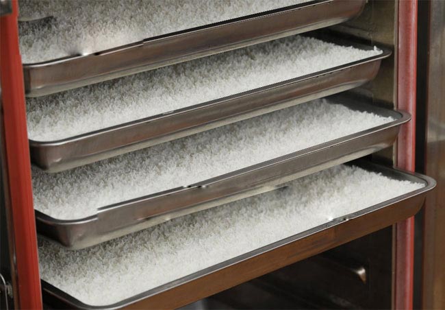 Sử dụng tủ cơm công nghiệp giúp nấu gạo mềm dẻo hơn 