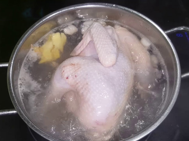 Luộc gà nấu nước dùng phở