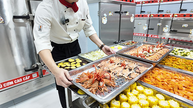 sử dụng tủ hấp cơm công nghiệp 4 khay