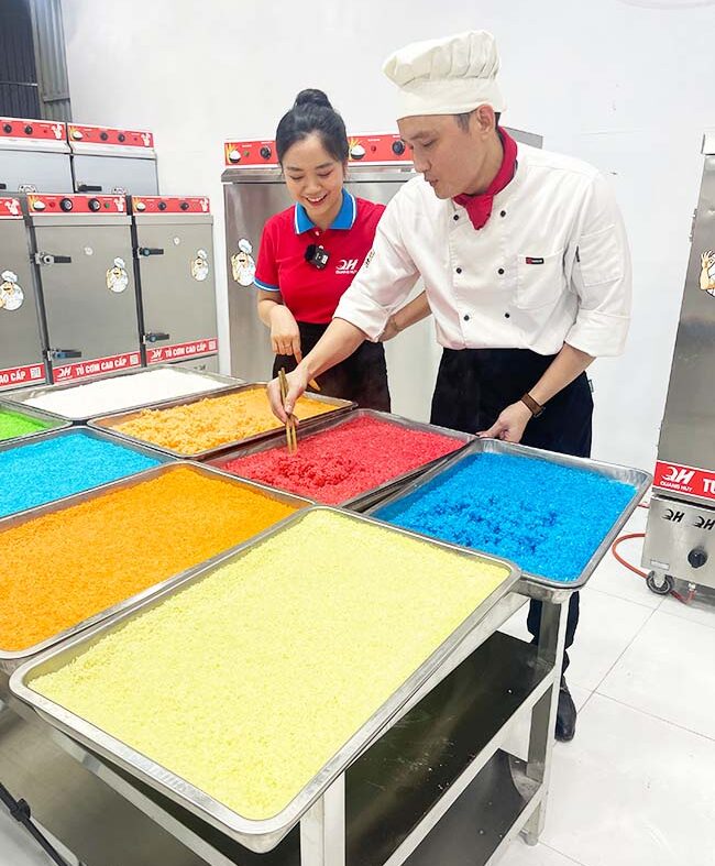 Cơm chín đều bằng tủ nấu cơm công nghiệp